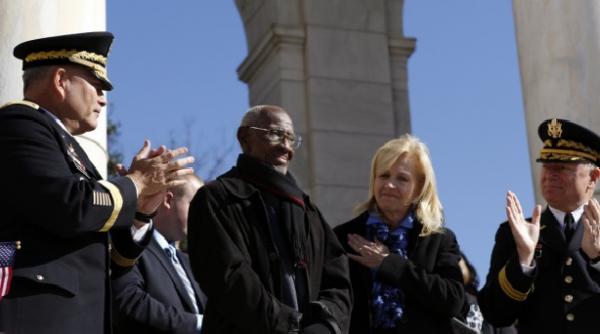 presedintele si veteranul obama l a omagiat pe cel mai b tran veteran din al doilea r zboi mondial azi in varst de 107 ani