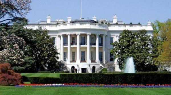 casa alba in spatele usilor inchise