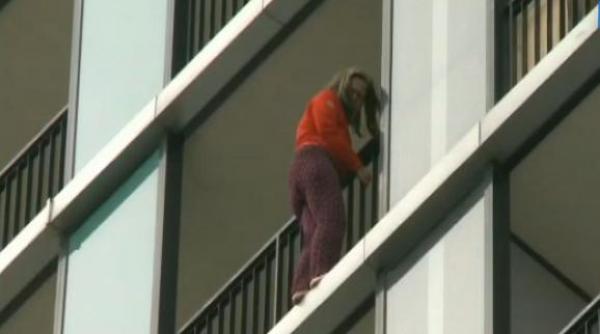 imagini dramatice o femeie vrea sa sara de la etajul 13 al unui bloc din capitala