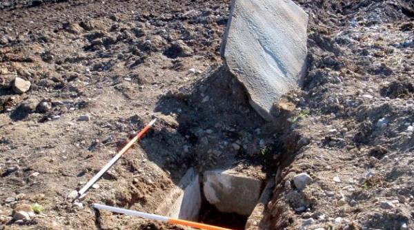 descoperire uluitoare in sco ia ce a gasit un fermier dupa ce plugul tractorului a dislocat o bucata de piatra
