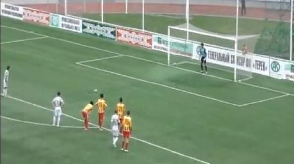 un arbitru de o nesimtire maxima a acordat trei penalty uri unei echipe in doar patru minute video