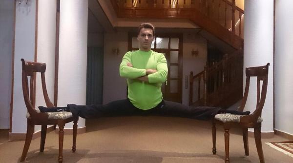 mircea badea sfoara perfecta pe doua scaune foto video