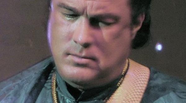 steven seagal merge azi la calugareni sa adopte un ca el