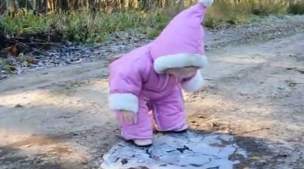 adorabil prima plimbare pe gheata a unei micute rusoaice video