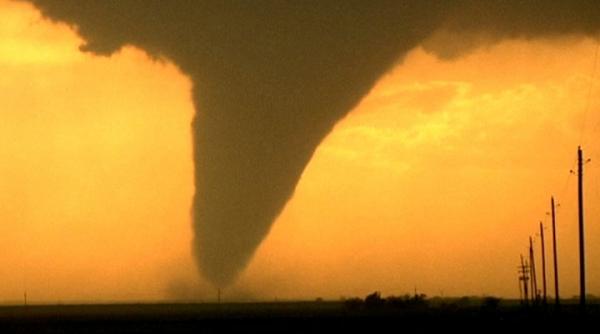 cinci morti si zeci de raniti dupa ce mai multe tornade si furtuni violente au devastat centrul si nordul sua video