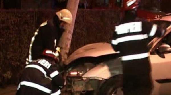 un adolescent beat a furat o masina si a lovit sapte autoturisme parcate