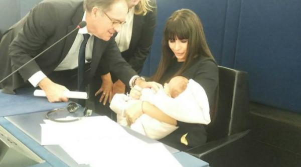 elena basescu si a dus fetita in parlamentul european