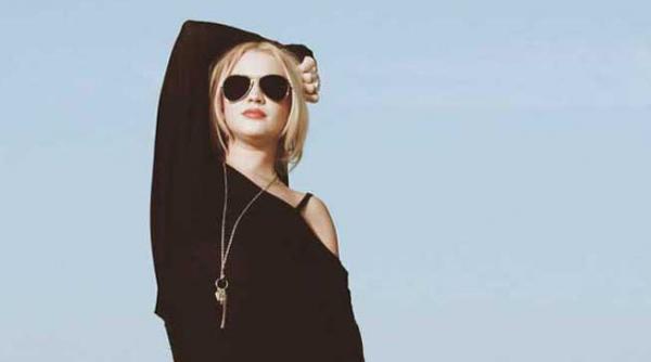 serif stelar este primul videoclip aura