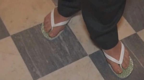 unui deputat i a fost refuzata intrarea in parlament pentru ca era incaltat in slapi video