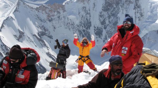 exlusiv o olteanca fara experienta va urca pe acoperisul lumii alaturi de gheorghe dijmarescu cel ce a ajuns acolo de noua ori consecutiv galerie foto