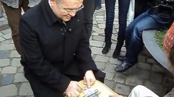 emil boc a cantat la kalimba harpa si xilofon in centrul clujului relaxat si liber video