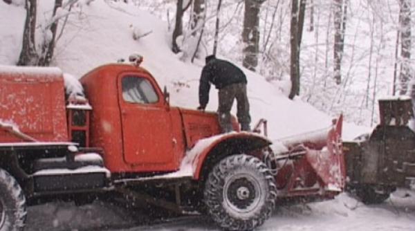 traficul rutier pe dn 57 blocat pe un sens din cauza unei avalanse