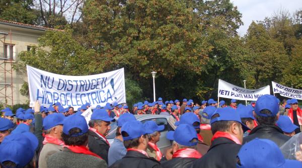sindicalistii de la hidroelectrica protesteaza astazi impotriva reducerilor de salarii si de personal