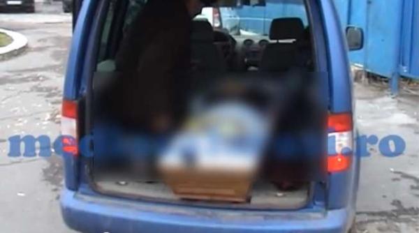 video protest cu mortul in cosciug pe treptele unei banci din romania