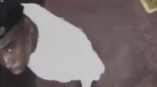 video s a prefacut ca a alunecat pe o coaja de banana ca sa primeasca despagubiri inregistrarea video l a dat de gol