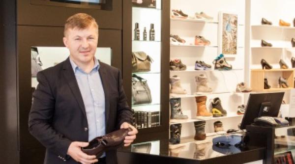 un fost chirurg face milioane de lei dintr un brand danez de incaltaminte