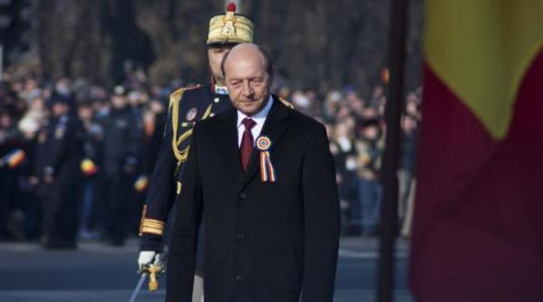 basescu participa duminica dimineata la parada de ziua nationala seara ofera o receptie la cotroceni