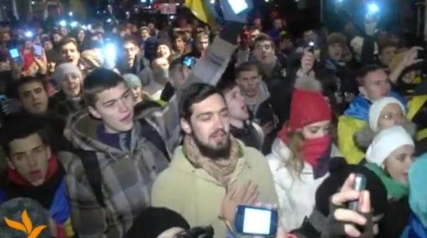 manifestatii la kiev zeci de mii de persoane in centrul orasului politia a parasit zona