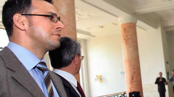 procurorul cu ochelari de cal claudiu dumitrescu sef dlaf si acum sef sectie dna o uita mereu pe elena udrea