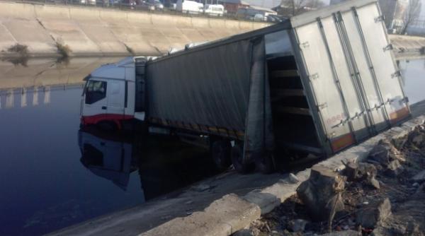 un tir a cazut in raul dambovita in apropiere de soseaua de centura a capitalei