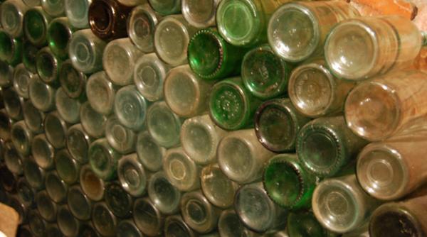 un roman arunca la gunoi 2 500 de sticle goale