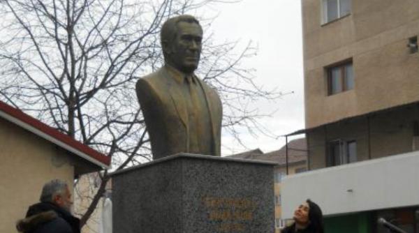 bust al lui sergiu nicolaescu la targu jiu localnicii spun ca sculptura nu seamana cu regizorul