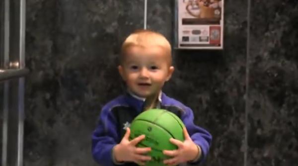 un pusti de doi ani le da clasa baschetbalistilor profesionisti video