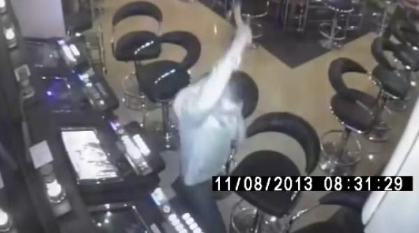 a distrus casino ul din timi oara cu o topori ca dupa ce i a pierdut intreaga avere la ruleta video