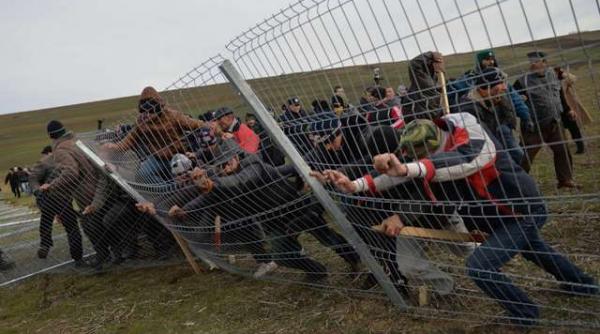 chevron confirma suspendarea activitatii in silistea pungesti i a facut plangere la politia vaslui pentru distrugerile provocate de protestatari