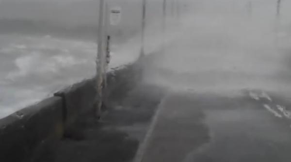 furtuna xaver a ucis zece oameni in nordul si estul europei rafalele de vant au atins 225 de kilometri pe ora in marea britanie video