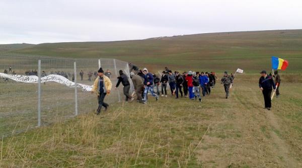 sute de oameni protesteaza la punge ti gardul proprietatii companiei chevron daramat aproape in totalitate