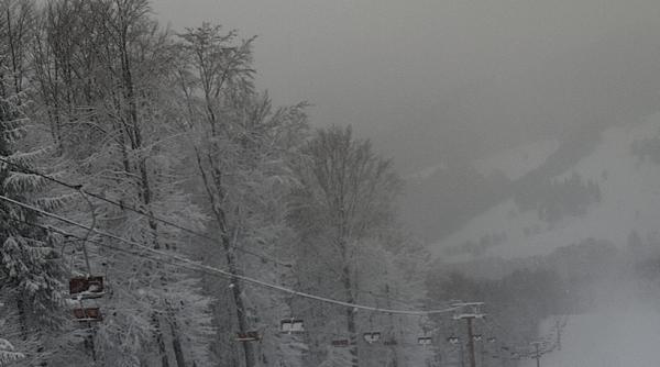 vant puternic i vizibilitate redusa in masivul bucegi turi tii sunt sfatui i sa nu urce pe munte