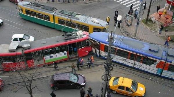 accident grav la iasi doua tramvaie s au ciocnit 9 raniti au fost transportati la spital video