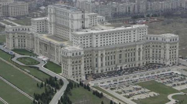 activisti greenpeace ridicati de jandarmi dupa ce au sapat gropi in curtea palatului parlamentului