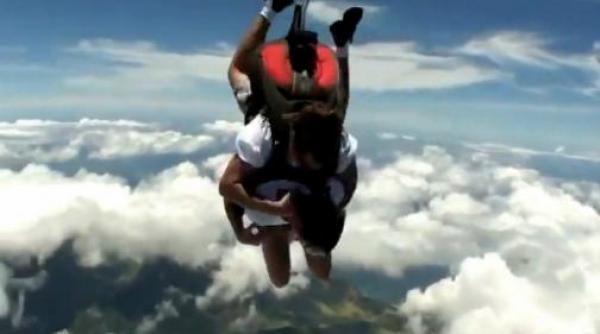 situatie incredibila ce fac un skydiver si instructorul sau la 4 000 de metri altitudine video