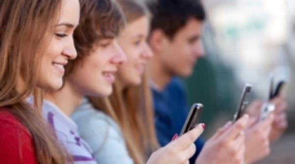 utilizarea smartphone urilor si cercul vicios al hiperconectarii