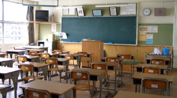 copil de 10 ani suspendat de la scoala pentru ca a tras cu un arc imaginar intr un coleg