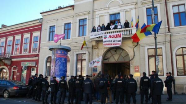 proteste la cluj fata de legea minelor manifestantii au ocupat balconul sediului pdl