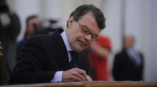 crin antonescu cere demisia ministrului culturii daniel barbu