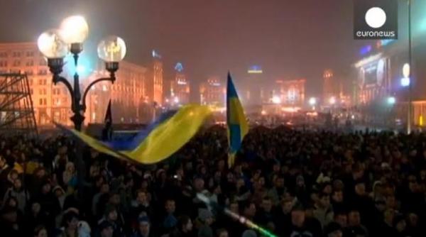 peste 10 000 persoane protesteaza in piata independentei din kiev video