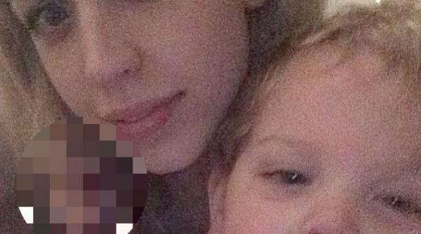 imaginea care a inspaimantat internetul ce apare intr o fotografie facuta de o femeie care si tine copilul in brate