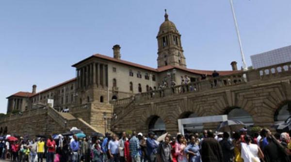 mii de sud africani stau la coada pentru a si lua adio de la nelson mandela video