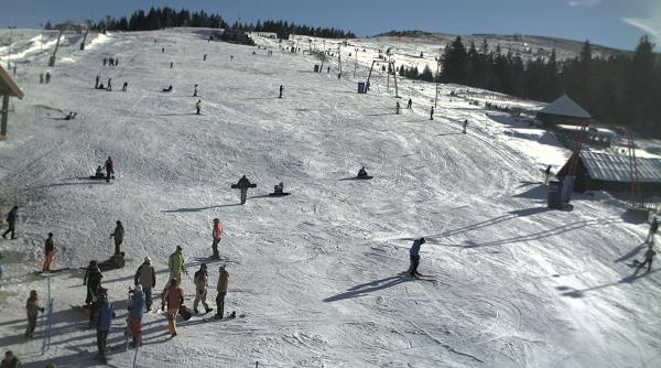 vezi cine schiaza acum vezi cum se bucura prietenii tai de zapada