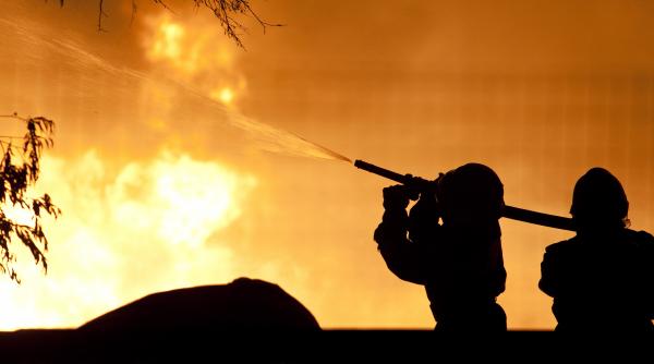 incendiu puternic la un depozit de lemne din capitala