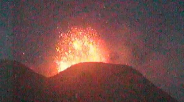 vulcanul etna a erupt din nou doua aeroporturi au fost inchise si zeci de zboruri au fost anulate video