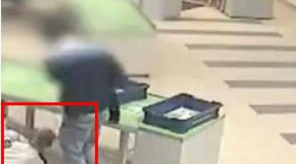 un ofi er de securitate salveaza un copil intr un mod uluitor video