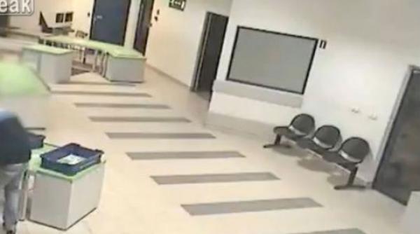 un tatic neatent si a uitat copilul p e banda de bagaje ce a urmat este de a dreptul incredibil video