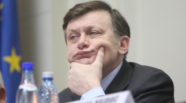antonescu il inteapa din nou pe ponta episodul cu basescu mi a amintit de momentul 2010 cand anunta masuri in numele guvernului