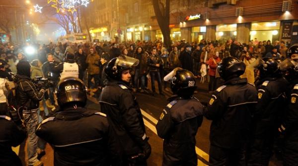 peste o mie de persoane au manifestat in fa a guvernului i in pia a universita ii mihail neam u liderul partidului noua republica injurat i gonit de manifestan i video