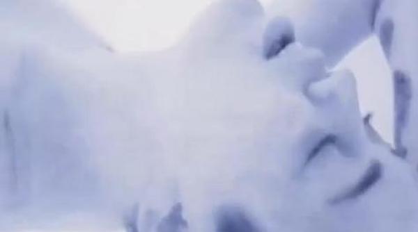 miley cyrus socheaza din nou ce face cantareata in noul videoclip video